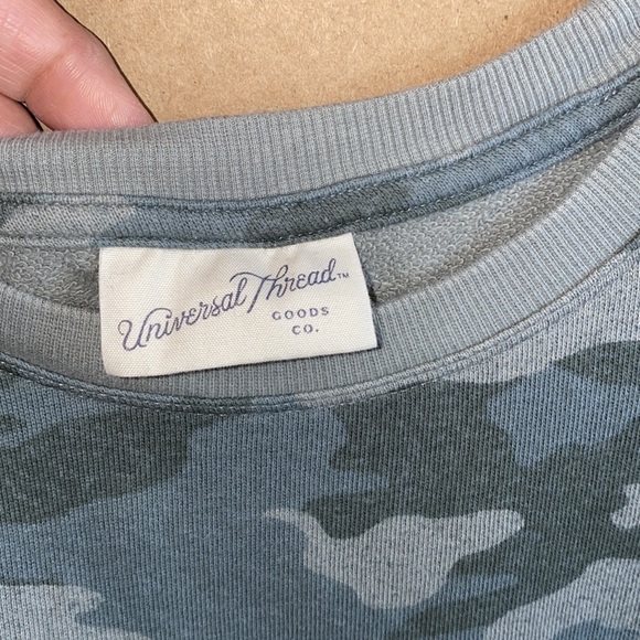Universal Threads Camo Sweatshirt. Size: Large - Picture 4 of 7